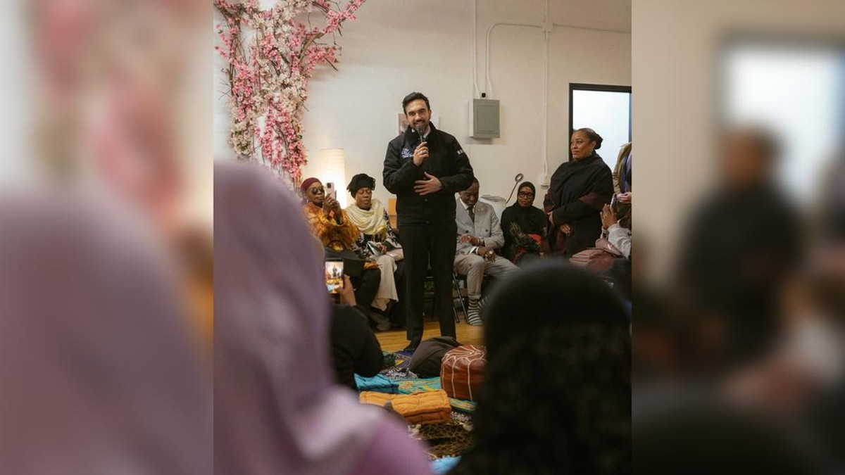 Potret Wali Kota Muslim New York Buka Puasa-Tarawih dengan Warga AS