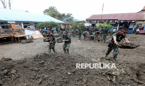Bukan Tugas Resmi, Tapi 15 Prajurit Ini Rela Hujan-Hujanan Demi Satu Desa di Langkat