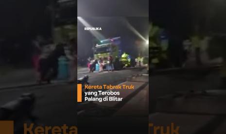 Kereta Tabrak Truk yang Terobos Palang di Blitar