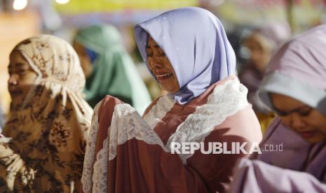 Tangis dan Doa Warga untuk Korban Kecelakaan Kereta di Bekasi Timur