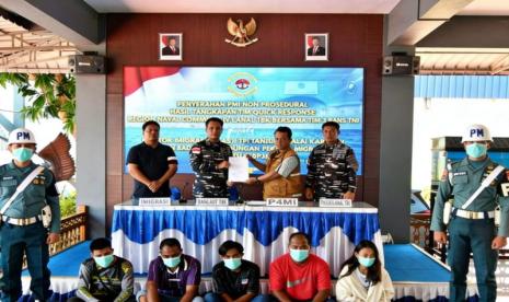 TNI AL Amankan PMI Ilegal Pulang dari Malaysia di Tanjung Balai Karimun