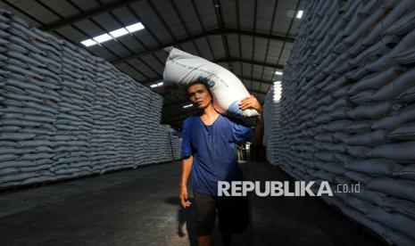 Bulog Jamin Harga Beras Stabil Meski Biaya Kemasan Plastik Naik
