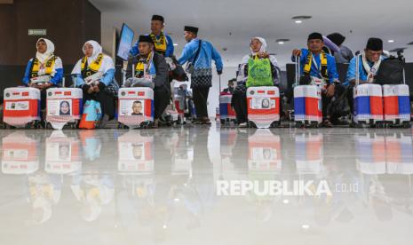 Menanti 13 Tahun, Pensiunan Guru Agama Ini Berangkat Haji di Usia 69 Tahun