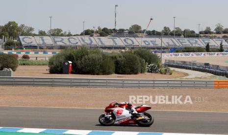 Indonesia Raya Berkumandang di Sirkuit Jerez Spanyol Usai Kiandra Ramadhipa Juarai Kelas Moto 4