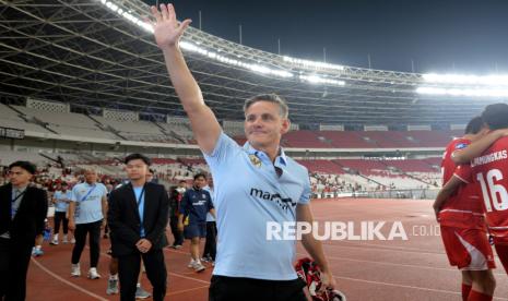 John Herdman Bermain Bola dengan Warga di Lombok Usai FIFA Series 2026