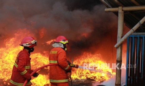 Apartemen Mediterania Tanjung Duren Jakarta Barat Kebakaran, Penghuni Dievakuasi Pakai Tandu