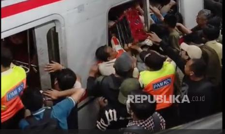 Begini Kesaksian Penumpang KRL yang Diseruduk Kereta di Bekasi Timur