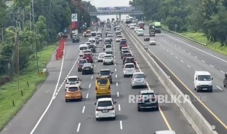 Aksi Sopir Travel Ugal-ugalan di Tol Purbaleunyi Berakhir Damai