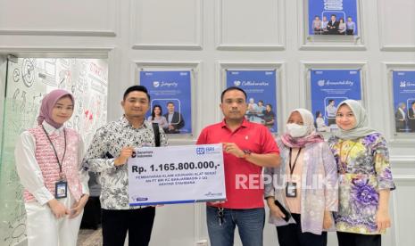 BRI Insurance Serahkan Klaim Alat Berat Rp 1,16 Miliar di Banjarmasin