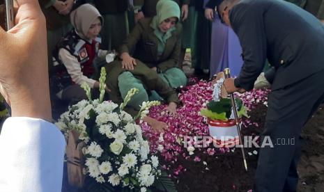 Isak Tangis Istri dan Keluarga Pecah Saat Jenazah Kopda Farizal Diturunkan ke Liang Lahat