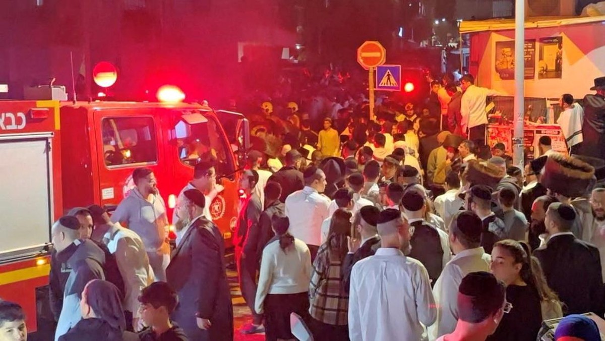 Rudal Iran Hantam Israel, Warga Berhamburan-Asap Mengepul