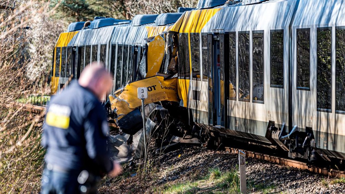 Penampakan Kereta Ringsek Usai “Adu Banteng”, Korban Berjatuhan