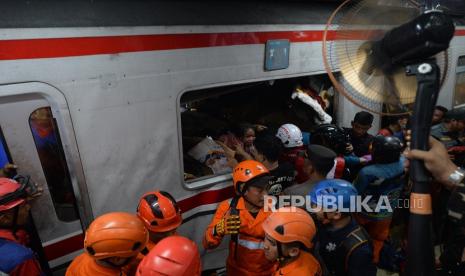 Tim SAR Berupaya Selamatkan Korban Kecelakaan KRL Bekasi Timur yang Terhimpit