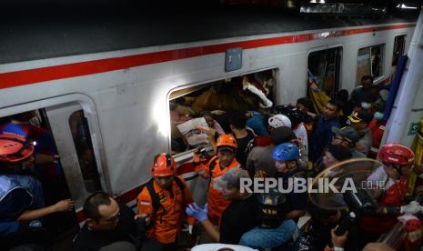Detik-Detik Tabrakan KRL di Bekasi Timur, ‘Kami Tiba-Tiba Ditabrak, Lampu Mati dan Kaca Pecah’