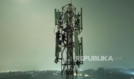 Alotnya Proses Evakuasi Pria Panjat Tower 52 Meter di KBB Gegara Kehilangan Pekerjaan