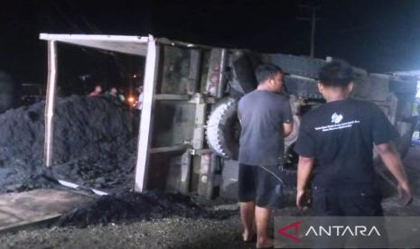 Truk Pengangkut Batu Bara Terbalik di Aceh Barat Akibat Pecah Ban