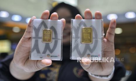 Harga Emas Antam Anjlok, Hari Ini Turun Rp50 Ribu per Gram