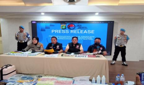 Polisi Ungkap WNA China Produksi 824 Etomidate Siap Edar di Jakarta