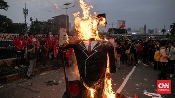 FOTO: Gabungan Massa Buruh Bersama Rakyat Aksi May Day di Depan DPR