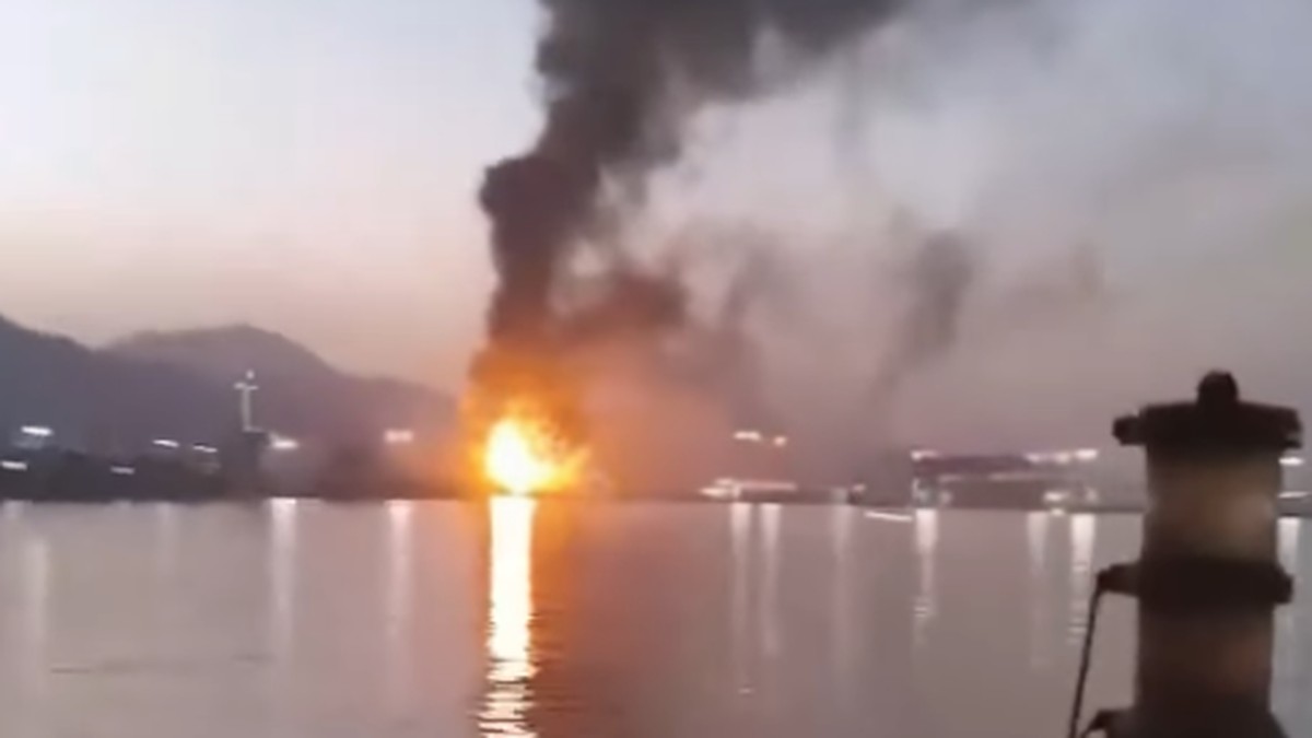 Kilang Minyak Fujairah Diserang Drone, UEA Tutup Bandara
