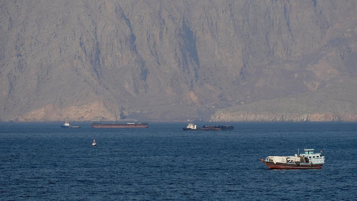 Selat Hormuz Memanas, Iran Lepas Rudal Peringatan ke AS
