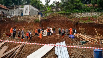 Tebing 6 Meter Longsor Tergerus Luapan Kali Cikaret Kota Bogor