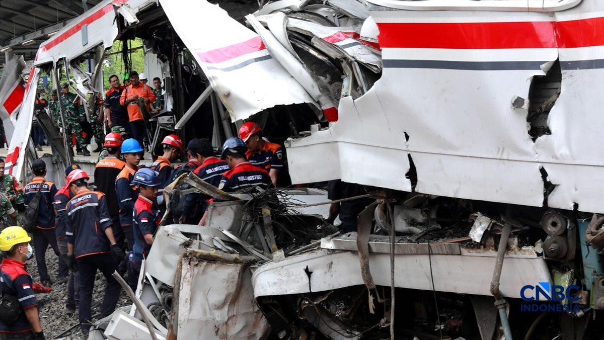 Potret Tabrakan Kereta di Bekasi Timur hingga Peringatan May Day