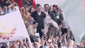 Momen Unik Prabowo Buka Baju di Atas Panggung May Day 2026