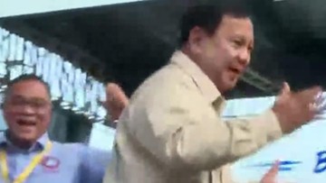 Momen Prabowo Joget dan Lempar Topi di Atas Panggung Hari Buruh