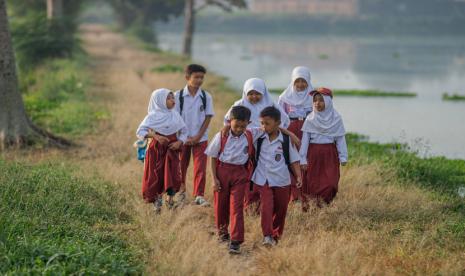 Dari Seragam ke Stereotip: Cara Sekolah Membentuk Batas Gender