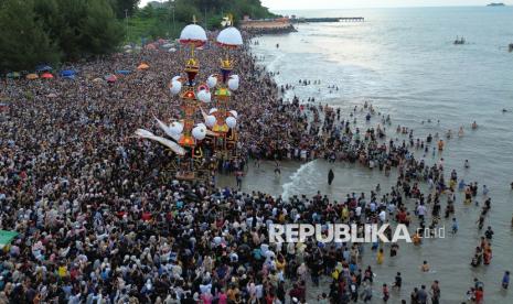 Ratusan Ribu Warga Saksikan Puncak Pesona Budaya Hoyak Tabuik 2026