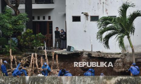 Turap Sementara Dibangun Pascalongsor Bantaran Kali Ciliwung di Bendungan Hilir