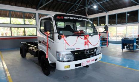 Hino Dukung Pendidikan Vokasi, Serahkan Truk Praktik ke SMKN 5 Makassar