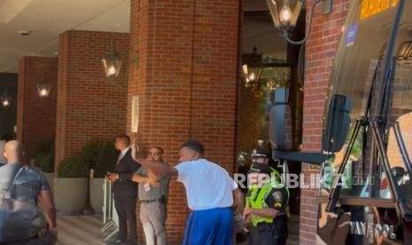 Menyaksikan Ketibaan Timnas Perancis di Hotel Four Seasons Boston