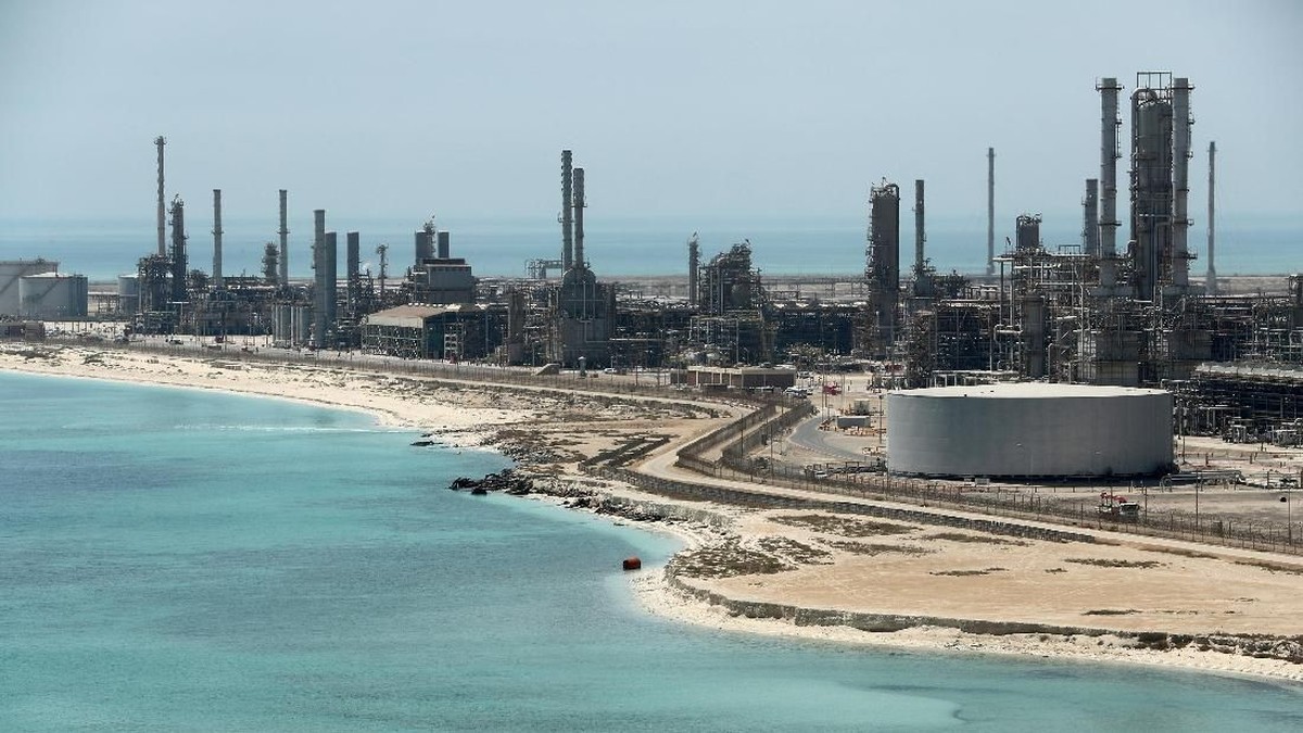 Andai Selat Hormuz Dibuka, RI Bakal Impor Minyak dari Arab Cs Lagi?