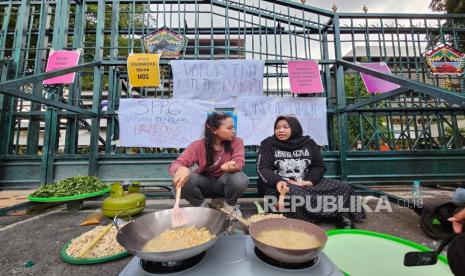 Bara Puan Memasak di Kantor Gubernur Jateng, Cara Ibu-Ibu Mengkritik MBG