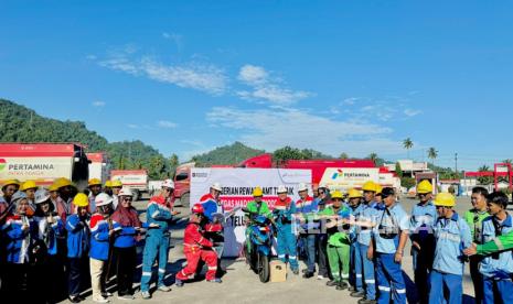 Elnusa Petrofin Berikan Beasiswa dan Penghargaan untuk Awak Mobil Tangki