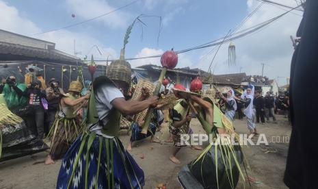 Ribuan Warga Perang Tomat di Lembang, Tradisi Buang Energi Negatif dan Menyemai Harapan Baru