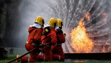 9 Jam Kebakaran Pabrik Sandal di Tangerang, Api Masih Berkobar