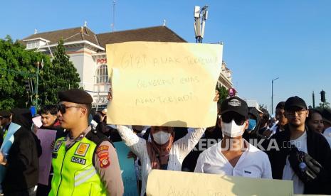 Titik Nol Yogya Dipenuhi Ratusan Ibu-Ibu Pendukung MGB: Nek MBG Bubar, Aku Kerjo Opo?
