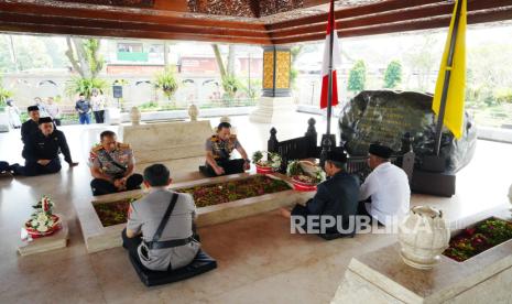 Menjelang Hari Bhayangkara, Kapolri Ziarahi Makam Presiden Pertama RI