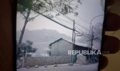 Viral Jalan Raya Bandung-Cianjur Bersalju, Ternyata Polusi Debu dari Pabrik Batu Kapur