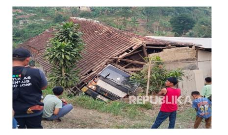 Truk Pengangkut Logistik Proyek PLTS Saguling Tabrak Rumah Warga Usai Gagal Nanjak