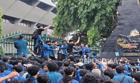 Sambil Memanjat Kantor Gubernur Jateng, Ratusan Mahasiswa Undip Teriakan Reformasi