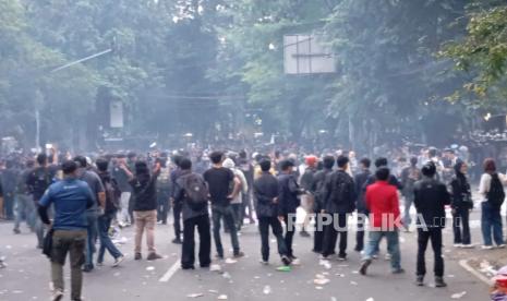 Demonstrasi Ratusan Mahasiswa di Depan Gedung DPRD Jabar Memanas