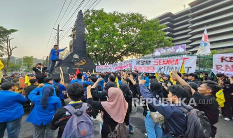 Ratusan Mahasiswa Semarang Demo Lagi di Kantor Gubernur Jateng, Kritik MBG & Penyempitan Ruang Sipil