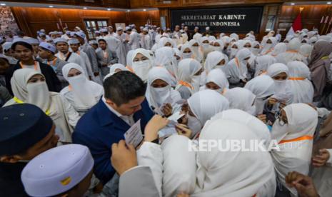 Seskab Teddy Sambut Ratusan Santri dalam Kunjungan ke Istana