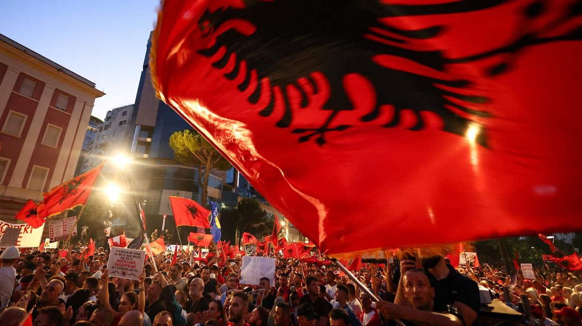 Ribuan Warga Albania Demo Tolak Pembangunan Resor Keluarga Trump