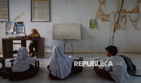 Siswa SD di Pandeglang Bertahan Belajar di Ruang Kelas yang Rusak
