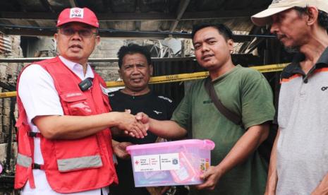 Penyintas Kebakaran Maut Pulogadung Terima Bantuan dari Sudinsos dan PMI